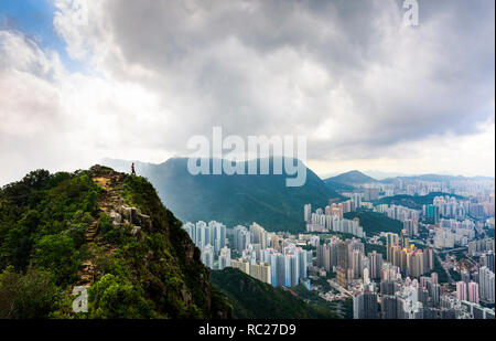 L'uomo godendo nebbiosi Hong Kong visualizza permanente al Lion rock top Foto Stock