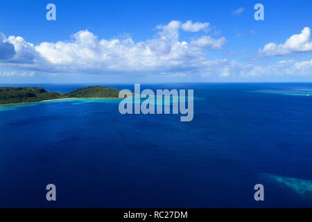 Vista aerea del paradise beach, barriere coralline e acque turchesi a Iriomote jima, Giappone, prese da fuco Foto Stock