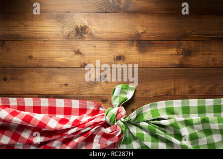 Panno assorbente sul tavolo di legno sfondo Foto Stock