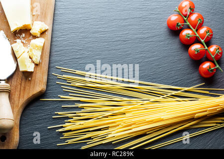 Ingredienti per la pasta su sfondo di ardesia Foto Stock