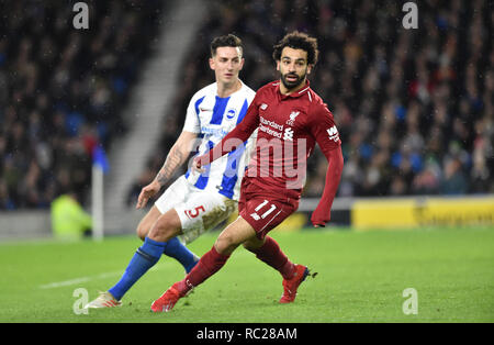 Lewis Dunk di Brighton tiene d'occhio Mohammed Salah di Liverpool durante la partita della Premier League tra Brighton & Hove Albion e Liverpool all'American Express Community Stadium . 12 gennaio 2019. Foto Simon Dack/Telephoto Images solo per uso editoriale. Nessun merchandising. Per le immagini di calcio si applicano le restrizioni di fa e Premier League inc. Nessun utilizzo di Internet/cellulare senza licenza FAPL - per i dettagli contattare Football Dataco Foto Stock