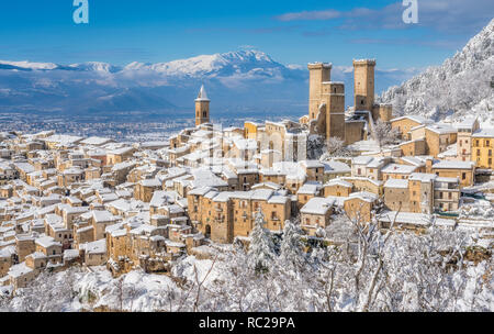 Vista panoramica di Pacentro coperto di neve durante la stagione invernale. Abruzzo, Italia. Foto Stock