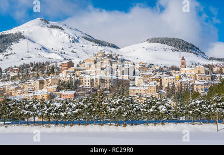 Rovisondoli coperto di neve durante la stagione witner. Abruzzo, Italia. Foto Stock