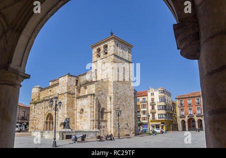 San Juan chiesa attraverso un arco di Zamora, Spagna Foto Stock