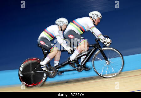 Gran Bretagna Neil Fachie (sinistra) e pilota Matt Rotherham in azione durante gli uomini B Sprint, durante il giorno e tre del Manchester Paracycling International presso la HSBC UK National centro ciclistico, Manchester. Foto Stock