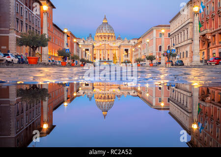 Roma, Città del Vaticano. Cityscape immagine illuminata della Basilica di San Pietro e Via della Conciliazione, Città del Vaticano, Roma, Italia. Foto Stock