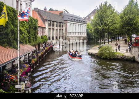 Gita in barca in un canale di Brugge, nelle Fiandre, in Belgio Foto Stock