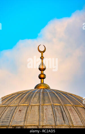 Mezzaluna su una moschea Foto Stock