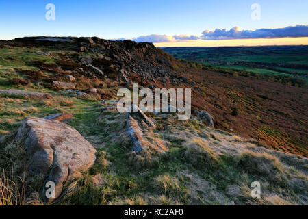 Tramonto sul bordo Baslow, Parco Nazionale di Peak District, Derbyshire Dales, England, Regno Unito Foto Stock