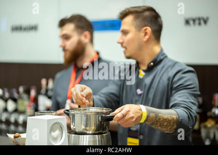 Kiev, Ucraina, Settembre 28, 2018. Il barista con una casseruola sul barometro bar internazionale mostra Foto Stock