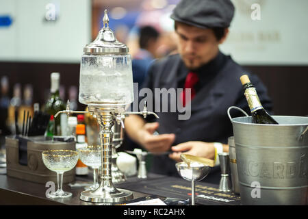 Kiev, Ucraina, Settembre 28, 2018 elegante barman su barometro bar internazionale mostra Foto Stock