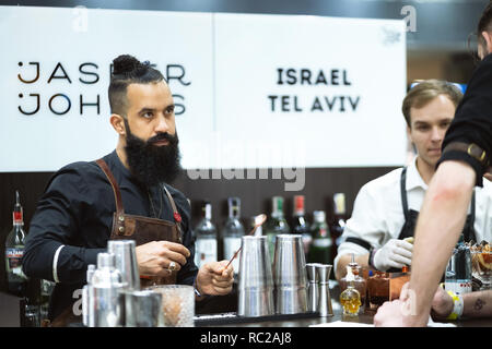 Kiev, Ucraina, Settembre 28, 2018. Barista ebraico su barometro bar internazionale mostra Foto Stock