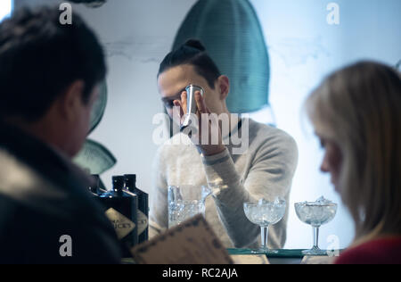 Kiev, Ucraina, Settembre 28, 2018. Il barman prepara un cocktail sul barometro bar internazionale mostra Foto Stock