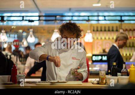 Kiev, Ucraina, Settembre 28, 2018. Evgeniy Klopotenko facendo spuntini di cottura sul workshop internazionale barometro bar show Foto Stock