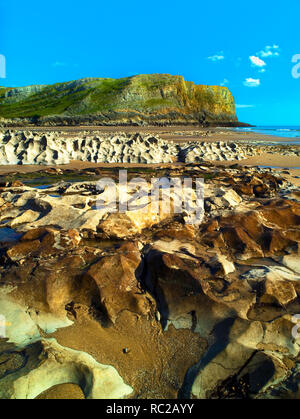 Una soleggiata vista della frastagliata linea costiera a Mewslade Bay sulla Penisola di Gower nel Galles del Sud. Foto Stock