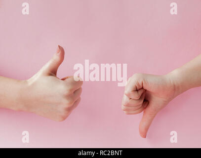 Come segno di mano su un trend di luce sfondo rosa, concetto di successo, femmina lato pollice in alto, Foto Stock