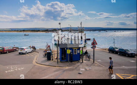 In attesa di bordo delle barene traghetto, una catena di veicolare il traghetto che attraversa l'entrata del porto di Poole tra Studland e Poole, Dorset, Regno Unito Foto Stock