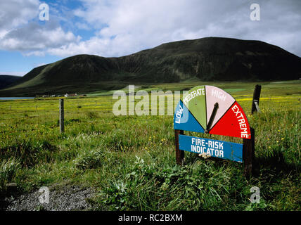 Rischio di incendio avvisi indicatore walkers a rischio di incendio sulle brughiere di erica. Regolare manualmente la scheda sulla strada vicino a Linkness a nord di Hoy, Orkney Foto Stock