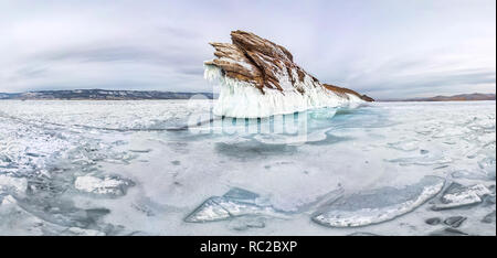 Panorama ice ghiaccioli sull isola Ogoy inverno Lago Baikal. La Siberia, Russia Foto Stock