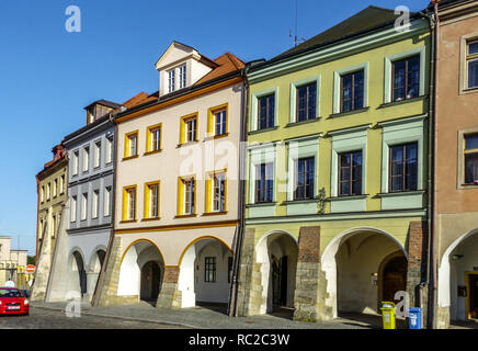 Case storiche sulla piccola piazza di Hradec Kralove - Repubblica Ceca Foto Stock