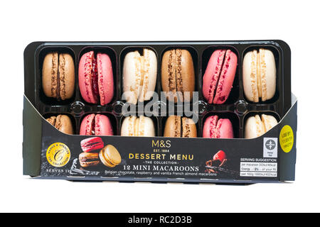 Pack di M&S dessert 12 mini amaretti isolati su sfondo bianco Foto Stock