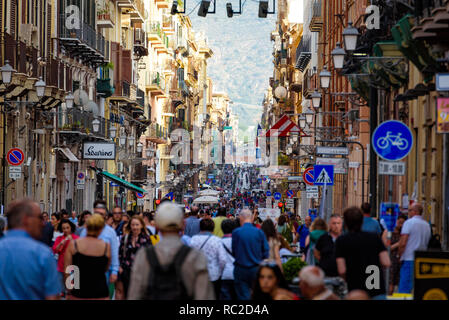 I turisti e i locali a piedi lungo Via Maqueda vicino Teatro Massimo, popolare strada che conduce a 'Quattro Canti', nel cuore di Palermo, in Sicilia. Foto Stock