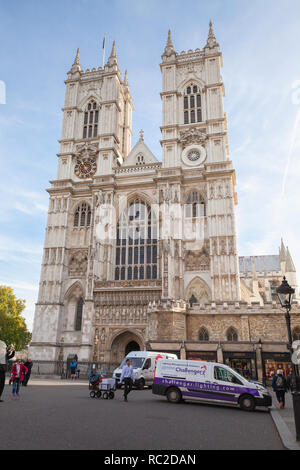 London, Regno Unito - 30 Ottobre 2017: la gente comune a piedi vicino a Westminster Abbey facciata. Una delle più popolari attrazioni di Londra, Regno Kin Foto Stock