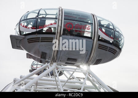 London, Regno Unito - 31 Ottobre 2017: cabina del London Eye ruota panoramica Ferris montato sulla riva sud del fiume Tamigi a Londra. I turisti sono all'interno Foto Stock