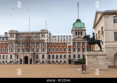 London, Regno Unito - 31 Ottobre 2017: i turisti sono sulla piazza di Horse Guards, edificio storico nella città di Westminster di Londra Foto Stock