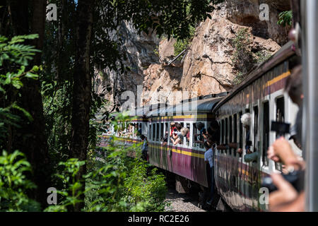 Kanchanaburi, Thailandia - Nov 2018: la Ferrovia della Morte che corre lungo il Fiume Kwai Foto Stock