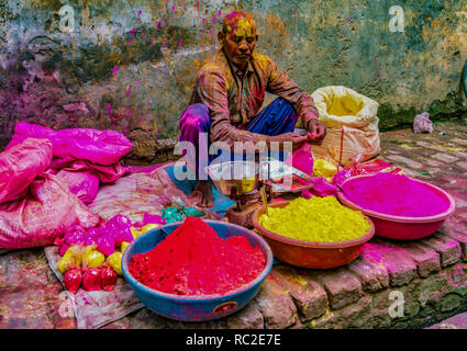 Barsana, India / Febbraio 23, 2018 - Un uomo vende la polvere di vernice per essere gettato da buontemponi durante Holi festival Foto Stock