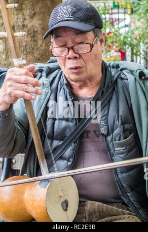 New York New York / Novembre 4, 2014: l'uomo gioca cinese tradizionale strumento musicale Foto Stock