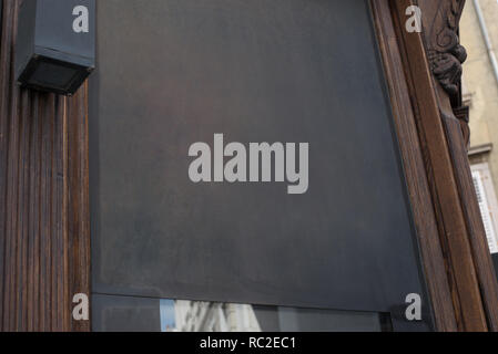 Boutique, ristorante segno logo mockup. Vuoto in legno scuro tavolo. Foto Stock