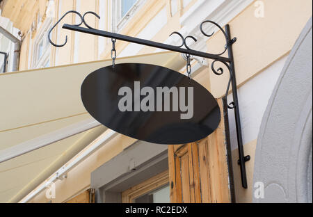 Ristorante street cartello con bordi arrotondati su edificio moderno muro mockup. Foto Stock