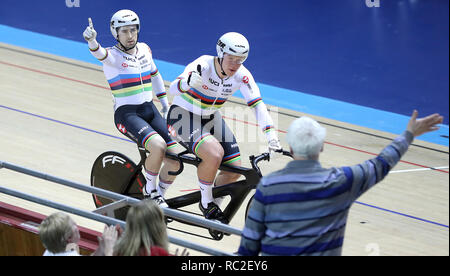 Gran Bretagna Neil Fachie (sinistra) e il suo pilota Matt Rotherham festeggiare la conquista degli uomini B Sprint finale, durante il giorno e tre del Manchester Paracycling International presso la HSBC UK National centro ciclistico, Manchester. Foto Stock