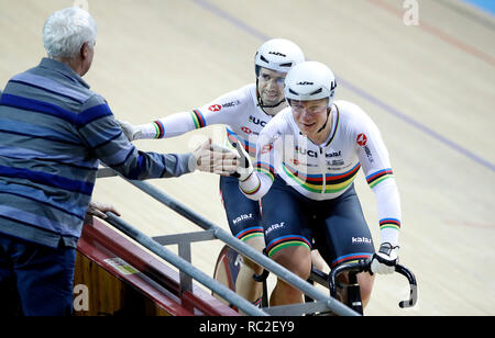 Gran Bretagna Neil Fachie (sinistra) e il suo pilota Matt Rotherham festeggiare la conquista degli uomini B Sprint finale, durante il giorno e tre del Manchester Paracycling International presso la HSBC UK National centro ciclistico, Manchester. Foto Stock