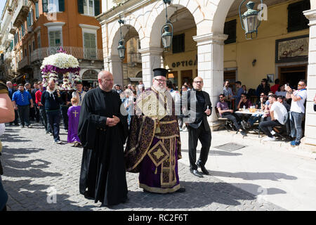 Corfù, Grecia - Aprile 6, 2018: l'epitaffio processioni del Venerdì Santo a Corfù. Ogni chiesa organizzare una litania, portando il suo 'Epitaphios' con l'acc Foto Stock