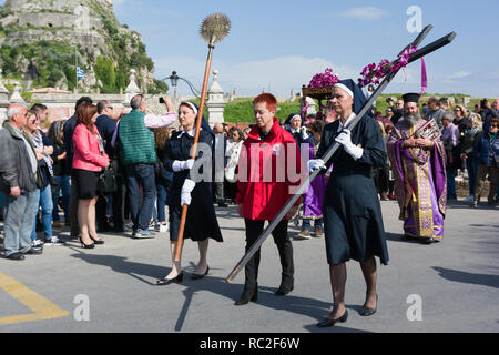 Corfù, Grecia - Aprile 6, 2018: l'epitaffio processioni del Venerdì Santo a Corfù. Ogni chiesa organizzare una litania, portando il suo 'Epitaphios' con l'acc Foto Stock