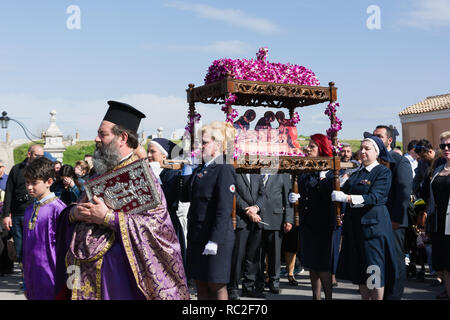 Corfù, Grecia - Aprile 6, 2018: l'epitaffio processioni del Venerdì Santo a Corfù. Ogni chiesa organizzare una litania, portando il suo 'Epitaphios' con l'acc Foto Stock