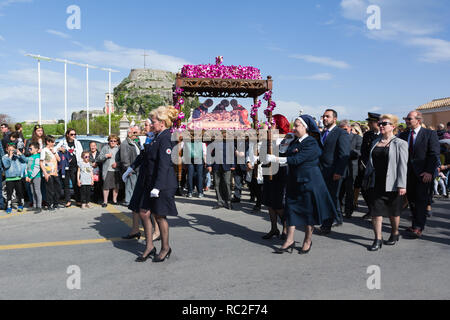 Corfù, Grecia - Aprile 6, 2018: l'epitaffio processioni del Venerdì Santo a Corfù. Ogni chiesa organizzare una litania, portando il suo 'Epitaphios' con l'acc Foto Stock