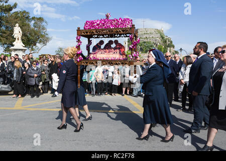 Corfù, Grecia - Aprile 6, 2018: l'epitaffio processioni del Venerdì Santo a Corfù. Ogni chiesa organizzare una litania, portando il suo 'Epitaphios' con l'acc Foto Stock