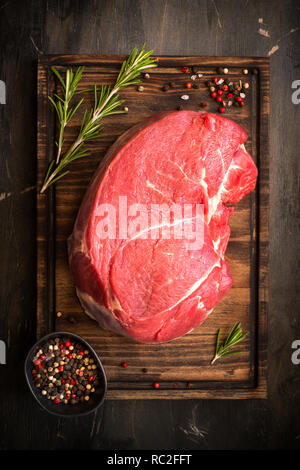 Un grande pezzo di carne di manzo chop su un tagliere Foto Stock