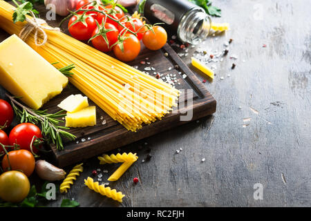 Materie pasta italiana spaghetti e cottura Ingredienti Foto Stock