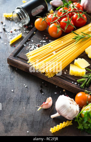 Materie pasta italiana spaghetti e cottura Ingredienti Foto Stock