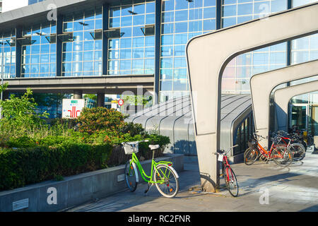 Parcheggio biciclette dall'aeroporto di Kastrup ingresso in serata sunshine, Copenhagen, Danimarca Foto Stock