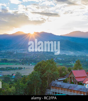 Tramonto panoramico paesaggio con Pai villaggio nella valle di montagna, Thailandia Foto Stock