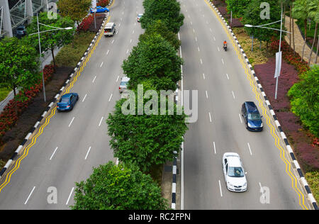 SINGAPORE - Febbraio 18, 2017: automobili su una strada di Singapore. Foto Stock