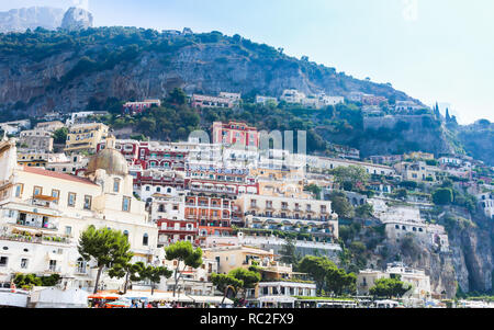 Vista della città di Positano in Costiera Amalfitana. Case colorate lungo la costa del Mare, Italia Foto Stock