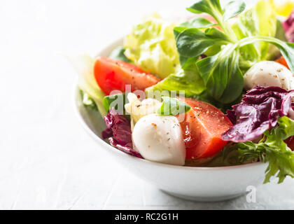 Insalata fresca in una ciotola. Foto Stock