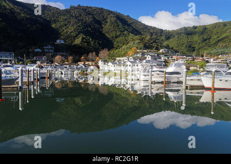 Picton Marina ad alta marea e nelle prime ore del mattino si riflette nell'acqua ancora, Nuova Zelanda. Foto Stock